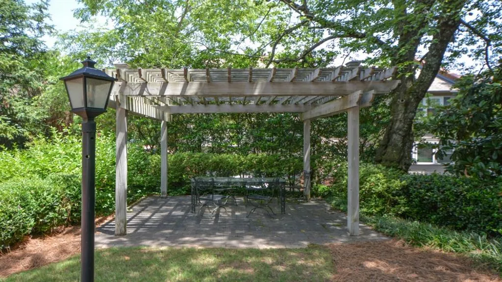 5267 Glenridge Drive Ne Unit 5267, Atlanta, Georgia 30342, 3 Bedrooms Bedrooms, ,3 BathroomsBathrooms,Residential,Sold,5267 Glenridge Drive Ne Unit 5267,7061332