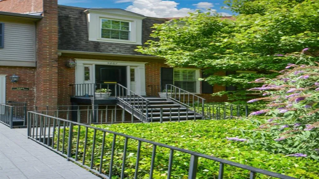 5267 Glenridge Drive Ne Unit 5267, Atlanta, Georgia 30342, 3 Bedrooms Bedrooms, ,3 BathroomsBathrooms,Residential,Sold,5267 Glenridge Drive Ne Unit 5267,7061332