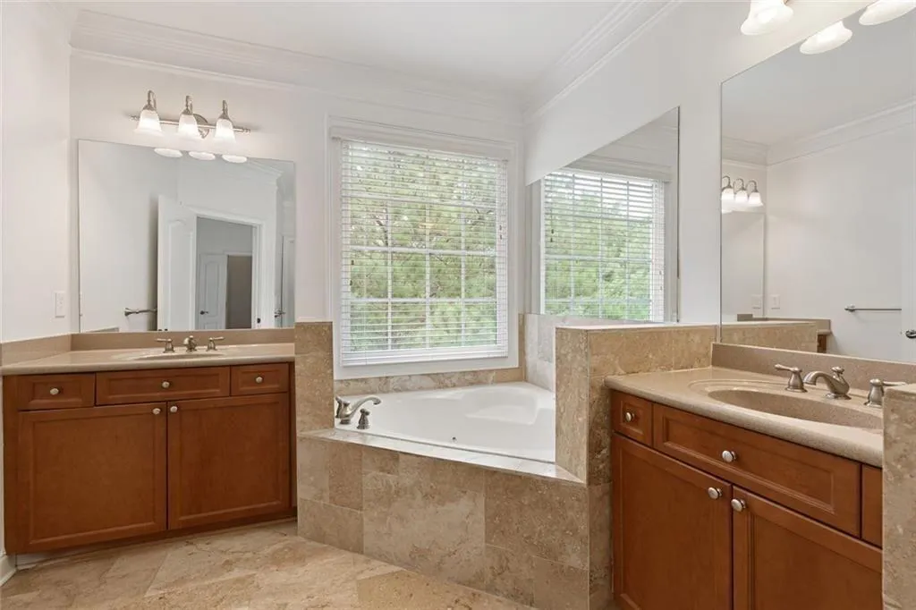 956 Persimmon Point Ne, Sandy Springs, Georgia 30328, 2 Bedrooms Bedrooms, ,2 BathroomsBathrooms,Residential,For Sale,956 Persimmon Point Ne,7667585