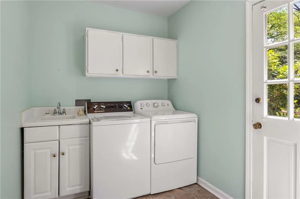 1000 N Harbor Court, Atlanta, Georgia 30328, 4 Bedrooms Bedrooms, ,3 BathroomsBathrooms,Residential,Sold,1000 N Harbor Court,7555423