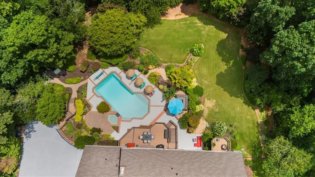 Bird's eye view of a pool area