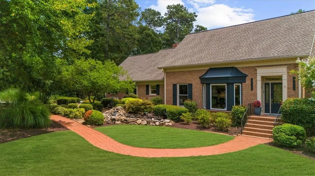 View of grassy yard