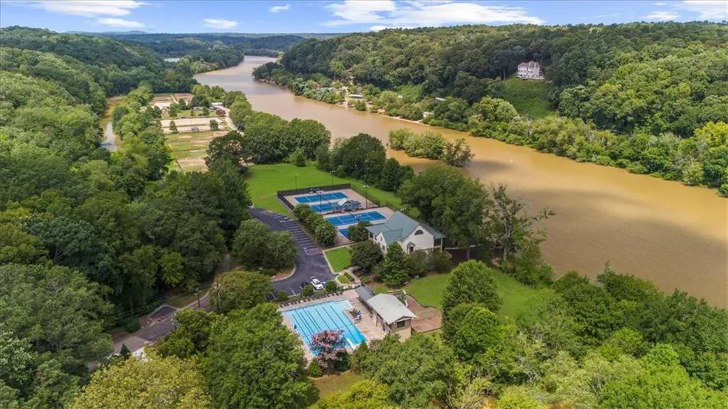 privet access to  Chattahoochee river from community