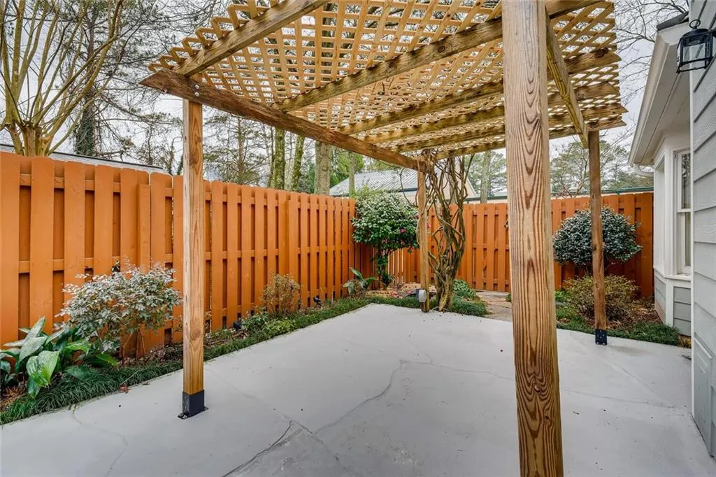 101 Dunwoody Chace, Sandy Springs, Georgia 30328, 3 Bedrooms Bedrooms, ,3 BathroomsBathrooms,Residential,Sold,101 Dunwoody Chace,6840639