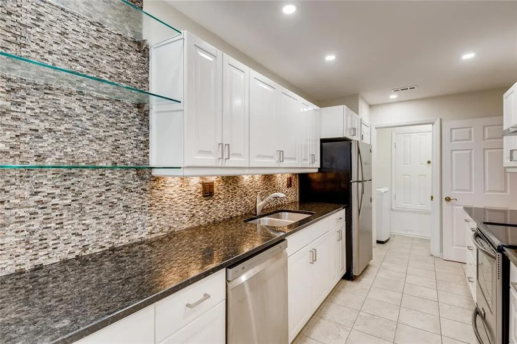 101 Dunwoody Chace, Sandy Springs, Georgia 30328, 3 Bedrooms Bedrooms, ,3 BathroomsBathrooms,Residential,Sold,101 Dunwoody Chace,6840639