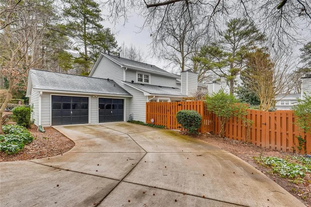 101 Dunwoody Chace, Sandy Springs, Georgia 30328, 3 Bedrooms Bedrooms, ,3 BathroomsBathrooms,Residential,Sold,101 Dunwoody Chace,6840639