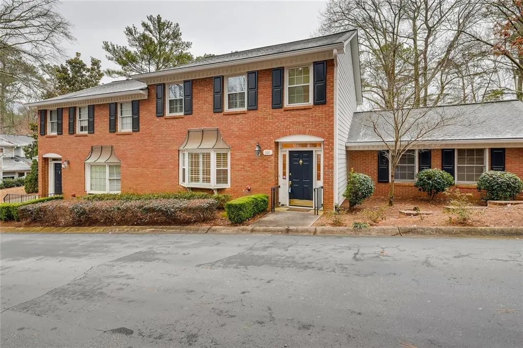 101 Dunwoody Chace, Sandy Springs, Georgia 30328, 3 Bedrooms Bedrooms, ,3 BathroomsBathrooms,Residential,Sold,101 Dunwoody Chace,6840639