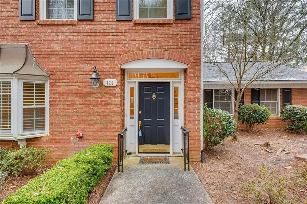 101 Dunwoody Chace, Sandy Springs, Georgia 30328, 3 Bedrooms Bedrooms, ,3 BathroomsBathrooms,Residential,Sold,101 Dunwoody Chace,6840639