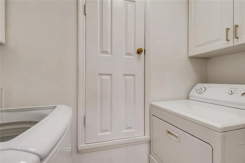 101 Dunwoody Chace, Sandy Springs, Georgia 30328, 3 Bedrooms Bedrooms, ,3 BathroomsBathrooms,Residential,Sold,101 Dunwoody Chace,6840639