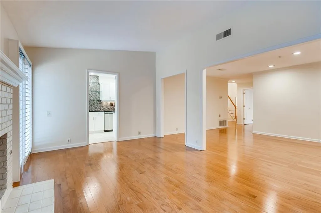 101 Dunwoody Chace, Sandy Springs, Georgia 30328, 3 Bedrooms Bedrooms, ,3 BathroomsBathrooms,Residential,Sold,101 Dunwoody Chace,6840639