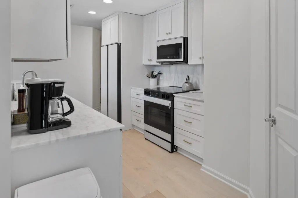 3040 Peachtree Road Nw Unit 211, Atlanta, Georgia 30305, 2 Bedrooms Bedrooms, 0 ,2 BathroomsBathrooms,Residential,For Sale,3040 Peachtree Road Nw Unit 211,7807837