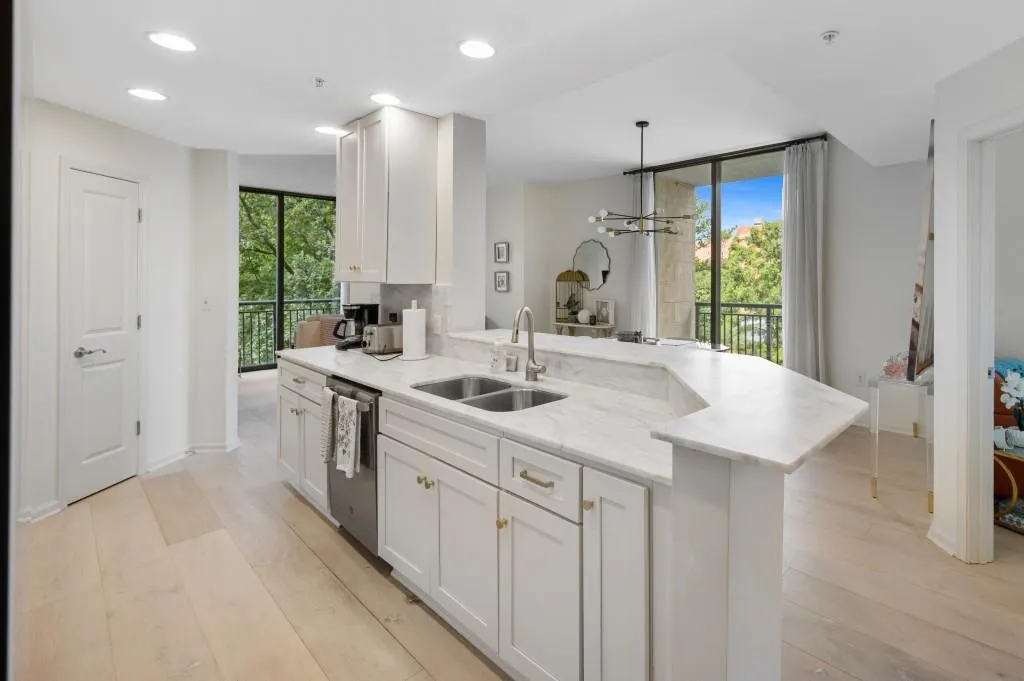 3040 Peachtree Road Nw Unit 211, Atlanta, Georgia 30305, 2 Bedrooms Bedrooms, 0 ,2 BathroomsBathrooms,Residential,For Sale,3040 Peachtree Road Nw Unit 211,7807837