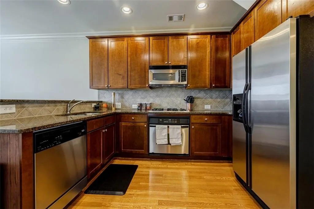 274 Le Gran Bend, Sandy Springs, Georgia 30328, 2 Bedrooms Bedrooms, ,2 BathroomsBathrooms,Residential,Sold,274 Le Gran Bend,7030812