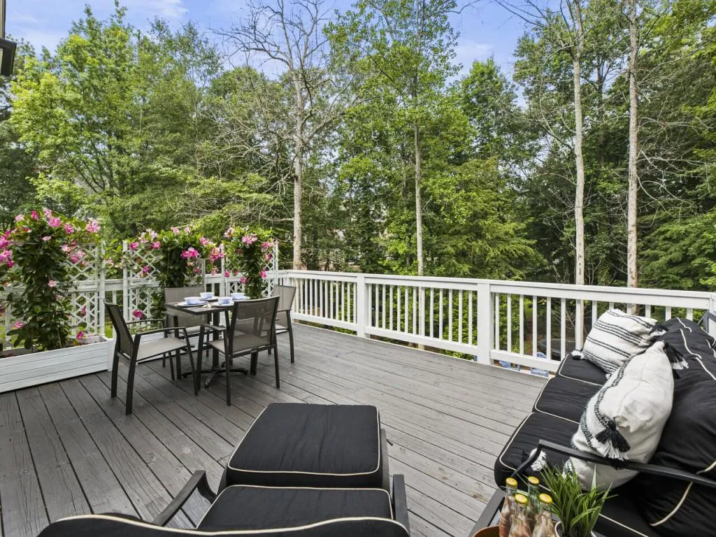 8410 Lazy Oaks Court, Sandy Springs, Georgia 30350, 5 Bedrooms Bedrooms, ,6 BathroomsBathrooms,Residential,Sold,8410 Lazy Oaks Court,7241684