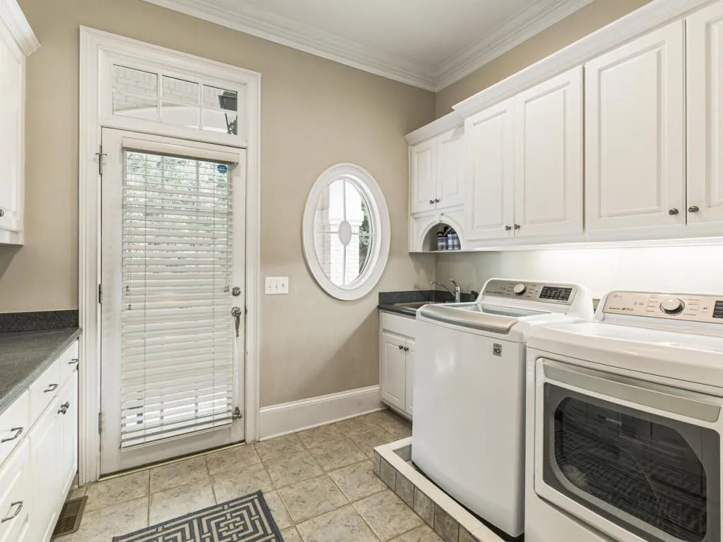 8410 Lazy Oaks Court, Sandy Springs, Georgia 30350, 5 Bedrooms Bedrooms, ,6 BathroomsBathrooms,Residential,Sold,8410 Lazy Oaks Court,7241684