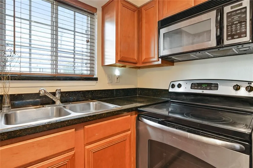 6940 Roswell Road Unit 6c, Atlanta, Georgia 30328, 2 Bedrooms Bedrooms, ,1 BathroomBathrooms,Residential,Sold,6940 Roswell Road Unit 6c,6835643