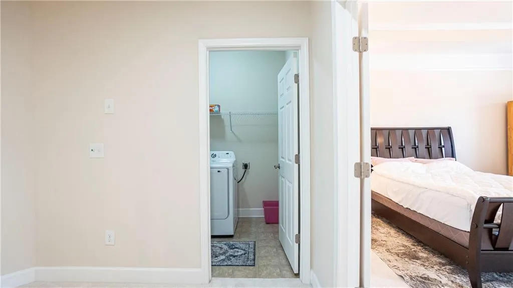 Laundry room with washer / clothes dryer and baseboards