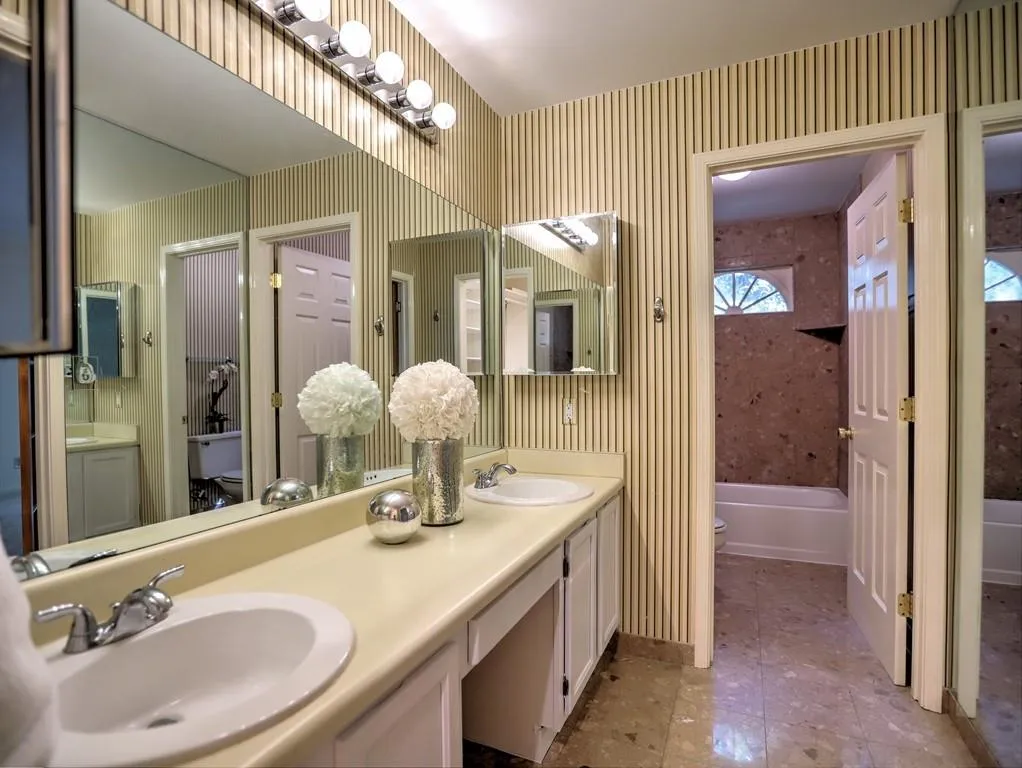 302 Garden Court Unit 302, Sandy Springs, Georgia 30328, 3 Bedrooms Bedrooms, ,2 BathroomsBathrooms,Residential,Sold,302 Garden Court Unit 302,6767165