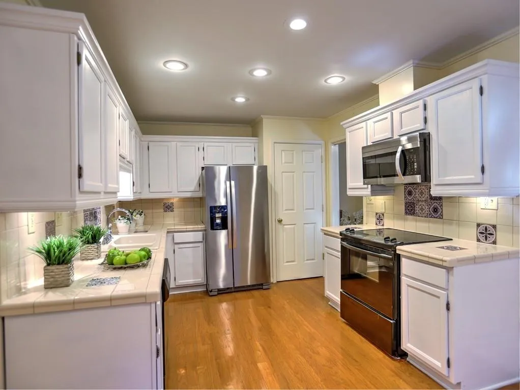 302 Garden Court Unit 302, Sandy Springs, Georgia 30328, 3 Bedrooms Bedrooms, ,2 BathroomsBathrooms,Residential,Sold,302 Garden Court Unit 302,6767165