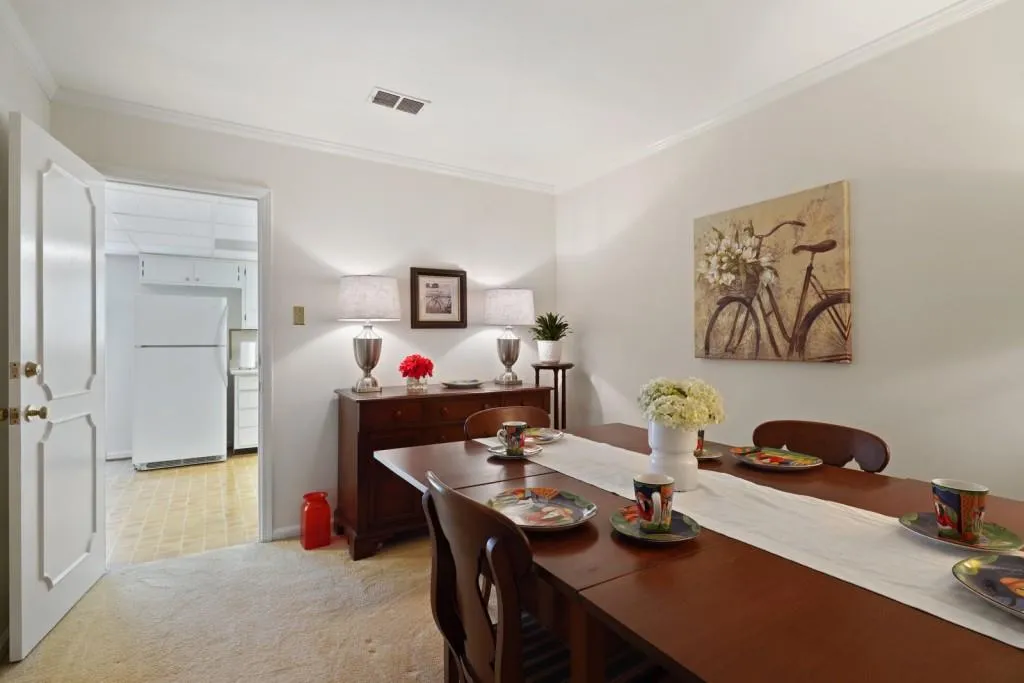 5400 Roswell Road Unit D5, Sandy Springs, Georgia 30342, 3 Bedrooms Bedrooms, ,2 BathroomsBathrooms,Residential,Sold,5400 Roswell Road Unit D5,6876527