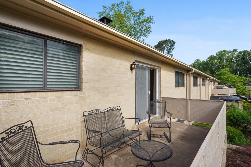 5400 Roswell Road Unit D5, Sandy Springs, Georgia 30342, 3 Bedrooms Bedrooms, ,2 BathroomsBathrooms,Residential,Sold,5400 Roswell Road Unit D5,6876527