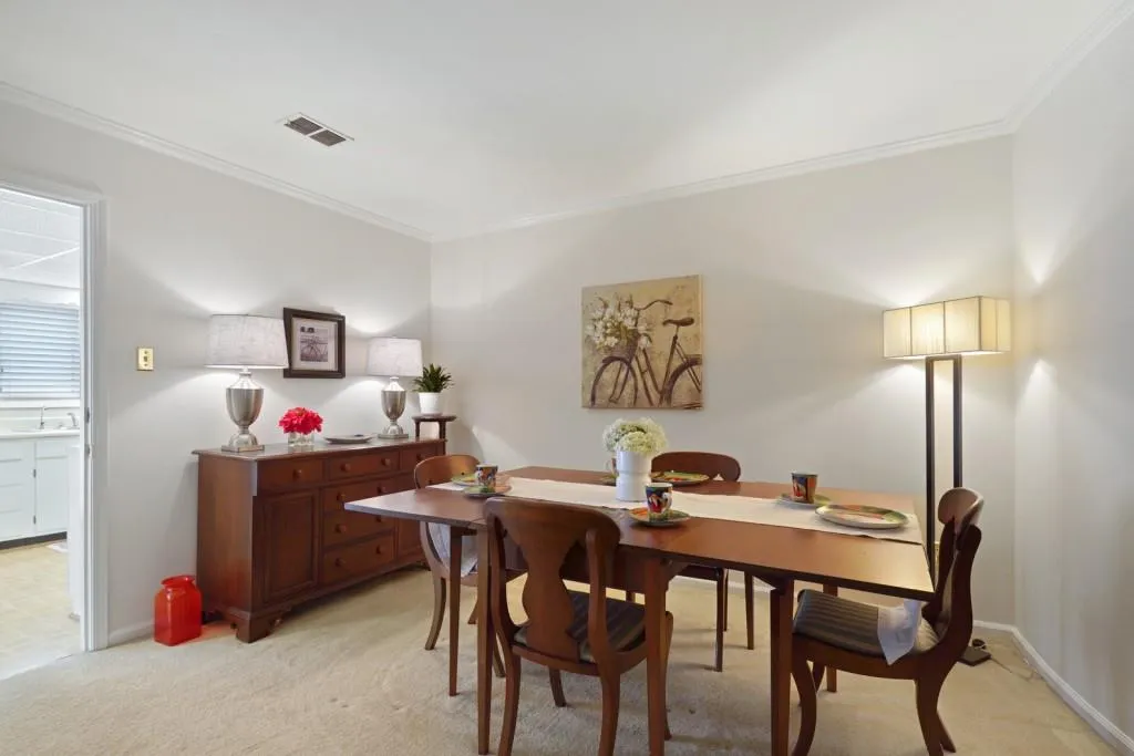 5400 Roswell Road Unit D5, Sandy Springs, Georgia 30342, 3 Bedrooms Bedrooms, ,2 BathroomsBathrooms,Residential,Sold,5400 Roswell Road Unit D5,6876527