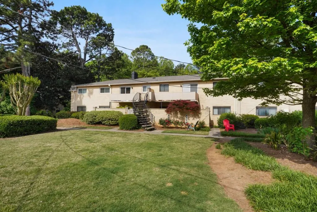 5400 Roswell Road Unit D5, Sandy Springs, Georgia 30342, 3 Bedrooms Bedrooms, ,2 BathroomsBathrooms,Residential,Sold,5400 Roswell Road Unit D5,6876527