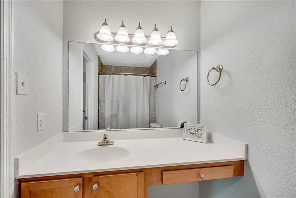Full bathroom #2