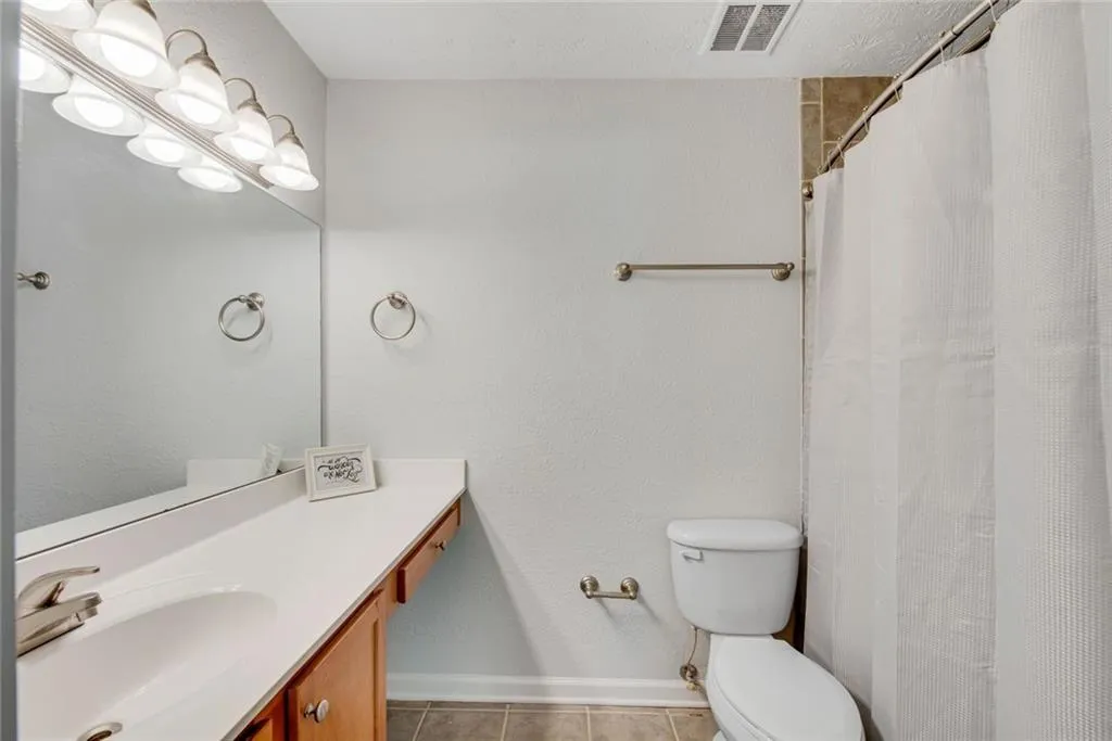 Full bathroom #2