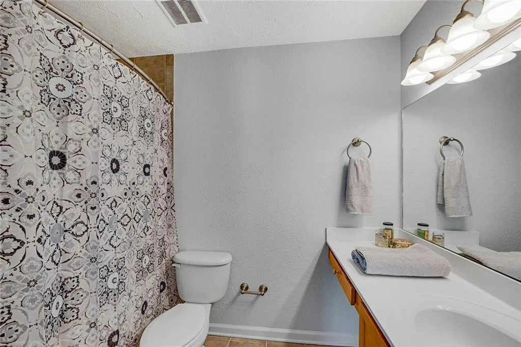 Full bathroom #1