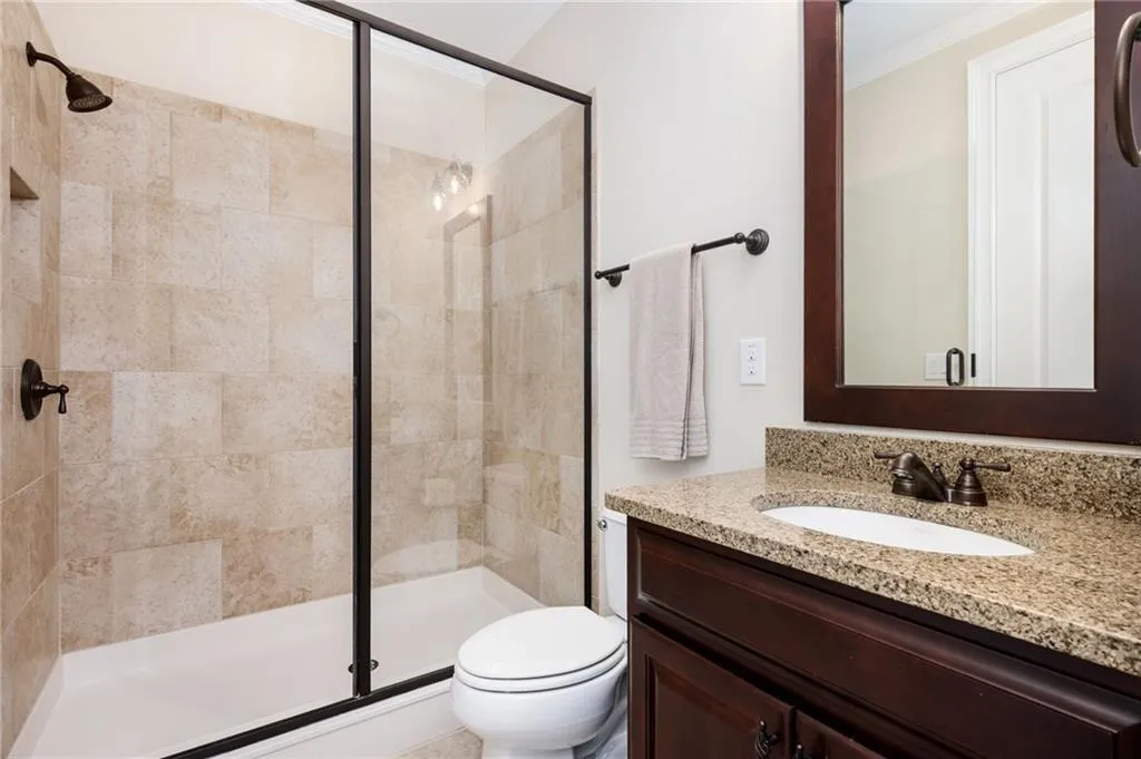 Full bathroom connected to bathroom 2 and hallway