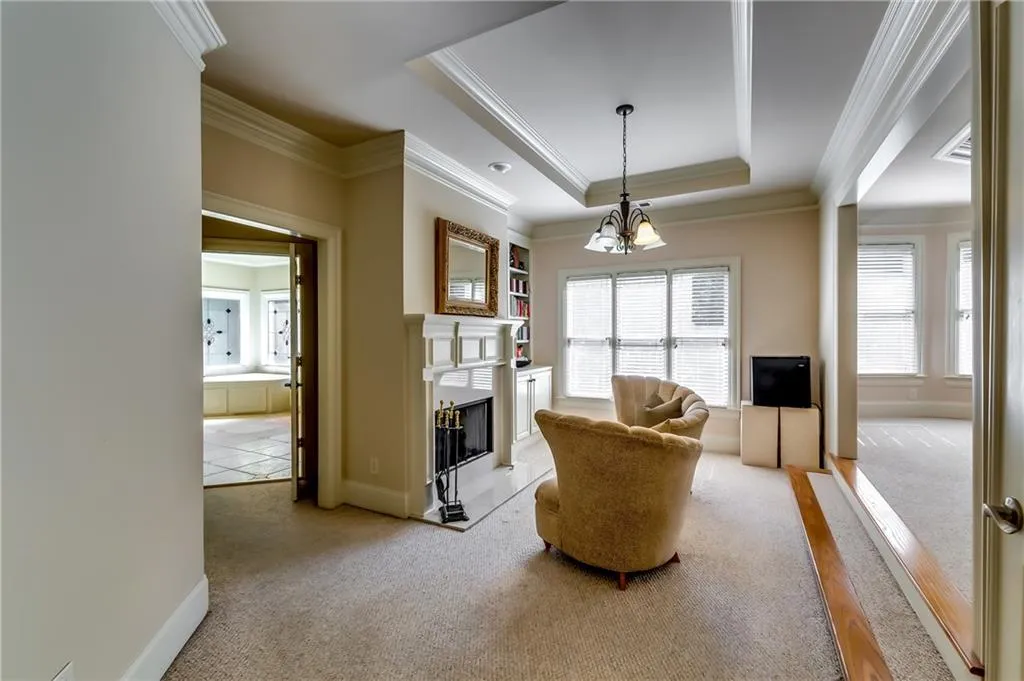 Cozy Sitting area with fireplace in the mastersuite.