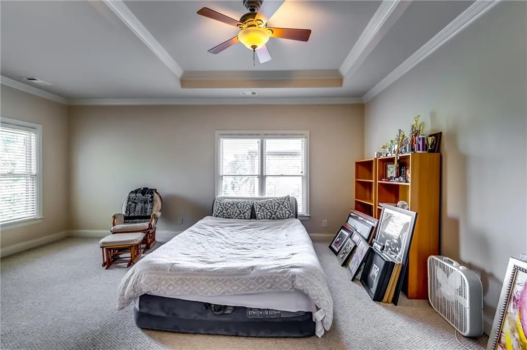 Secondary bedroom.