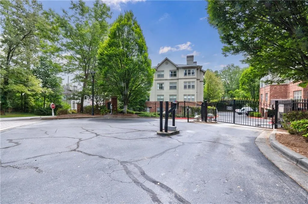 5559 Glenridge Drive Unit 2407, Atlanta, Georgia 30342, 2 Bedrooms Bedrooms, ,2 BathroomsBathrooms,Residential,Sold,5559 Glenridge Drive Unit 2407,7203854