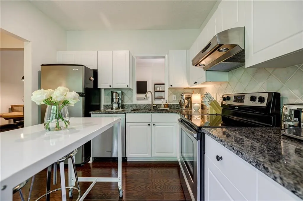 5559 Glenridge Drive Unit 2407, Atlanta, Georgia 30342, 2 Bedrooms Bedrooms, ,2 BathroomsBathrooms,Residential,Sold,5559 Glenridge Drive Unit 2407,7203854