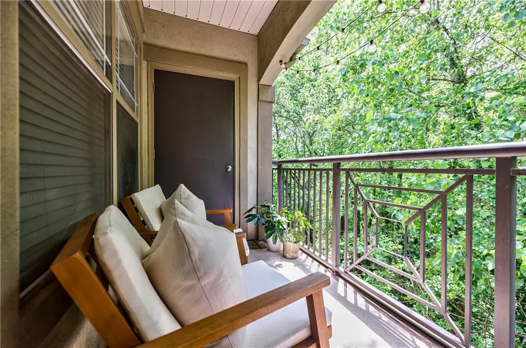 5559 Glenridge Drive Unit 2407, Atlanta, Georgia 30342, 2 Bedrooms Bedrooms, ,2 BathroomsBathrooms,Residential,Sold,5559 Glenridge Drive Unit 2407,7203854