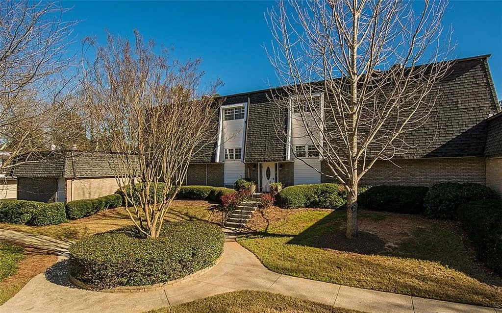 5535 Chemin De Vie, Atlanta, Georgia 30342, 2 Bedrooms Bedrooms, ,2 BathroomsBathrooms,Residential,Sold,5535 Chemin De Vie,5634300