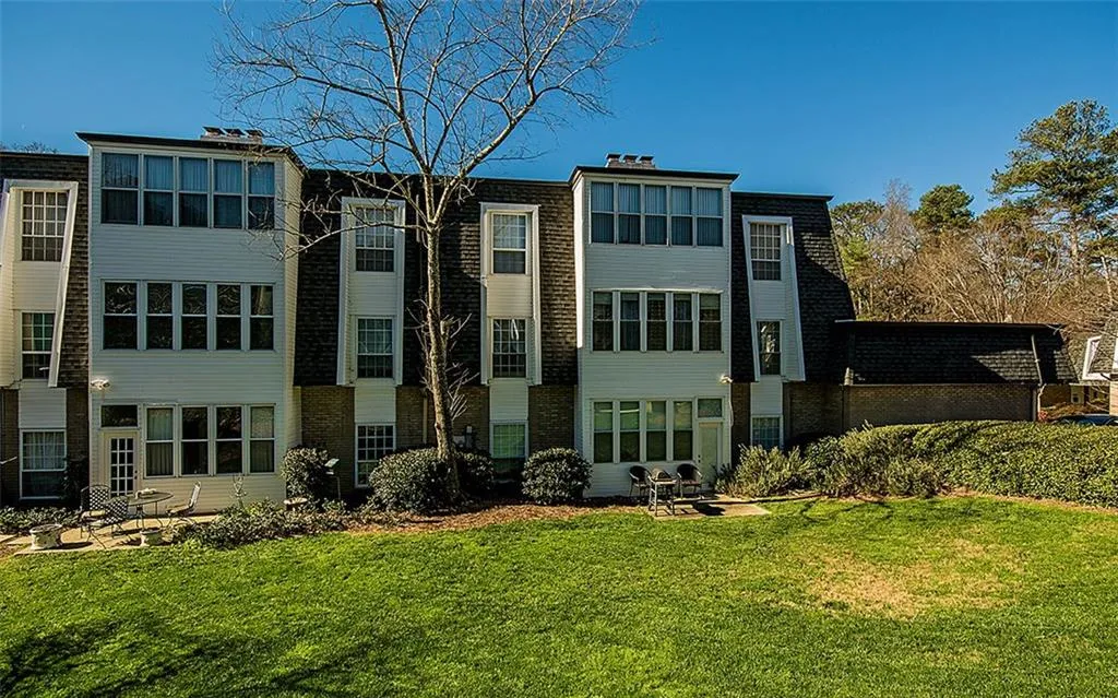 5535 Chemin De Vie, Atlanta, Georgia 30342, 2 Bedrooms Bedrooms, ,2 BathroomsBathrooms,Residential,Sold,5535 Chemin De Vie,5634300