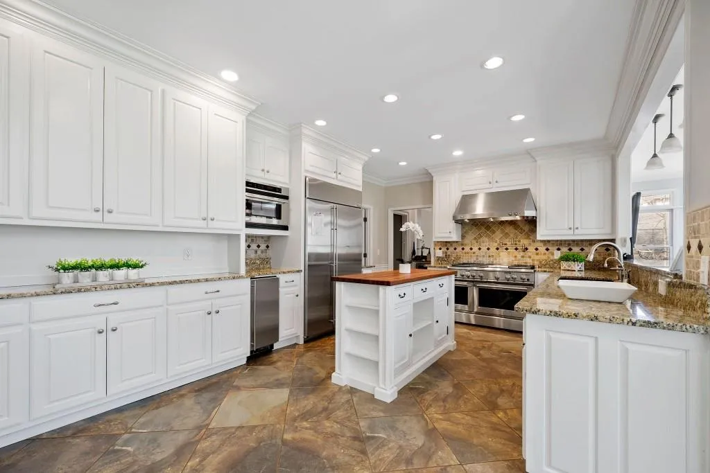 8125 Grogans Ferry Rd, Sandy Springs, Georgia 30350, 5 Bedrooms Bedrooms, ,4 BathroomsBathrooms,Residential,Sold,8125 Grogans Ferry Rd,6704008