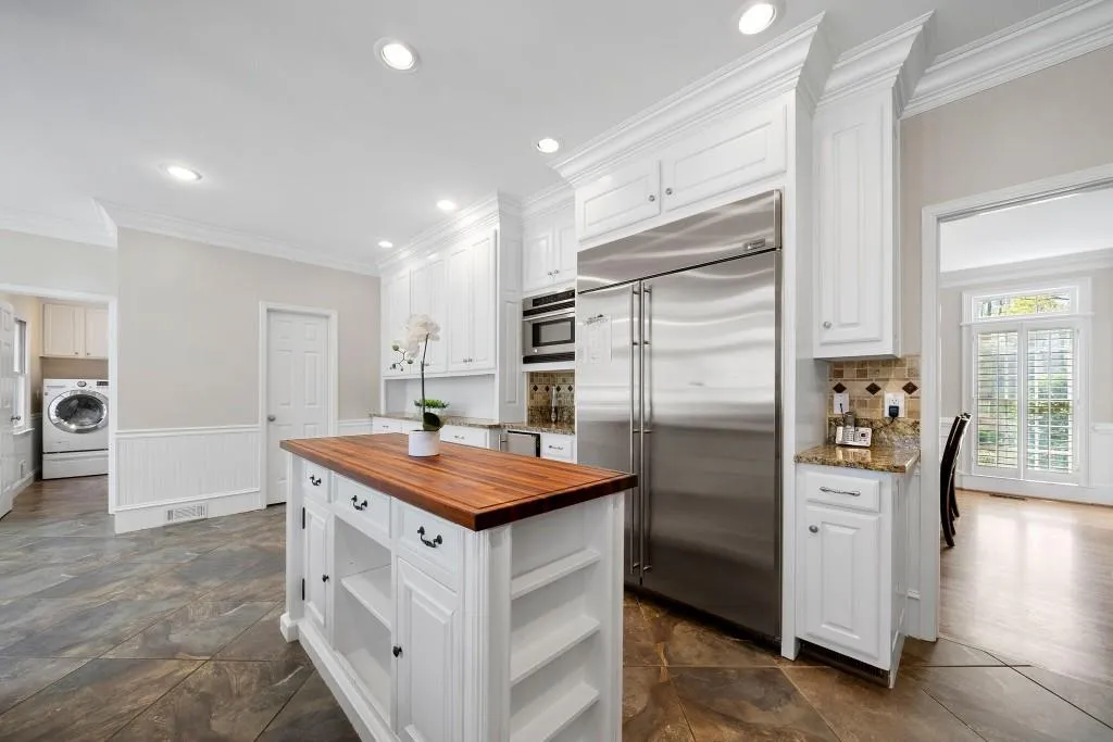 8125 Grogans Ferry Rd, Sandy Springs, Georgia 30350, 5 Bedrooms Bedrooms, ,4 BathroomsBathrooms,Residential,Sold,8125 Grogans Ferry Rd,6704008