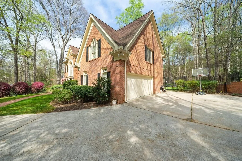 8125 Grogans Ferry Rd, Sandy Springs, Georgia 30350, 5 Bedrooms Bedrooms, ,4 BathroomsBathrooms,Residential,Sold,8125 Grogans Ferry Rd,6704008