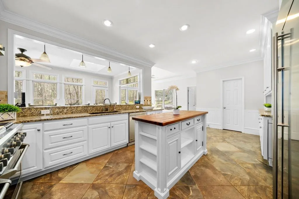 8125 Grogans Ferry Rd, Sandy Springs, Georgia 30350, 5 Bedrooms Bedrooms, ,4 BathroomsBathrooms,Residential,Sold,8125 Grogans Ferry Rd,6704008