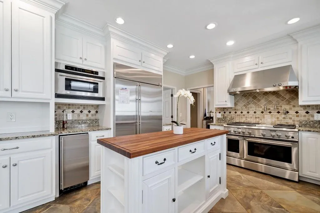 8125 Grogans Ferry Rd, Sandy Springs, Georgia 30350, 5 Bedrooms Bedrooms, ,4 BathroomsBathrooms,Residential,Sold,8125 Grogans Ferry Rd,6704008