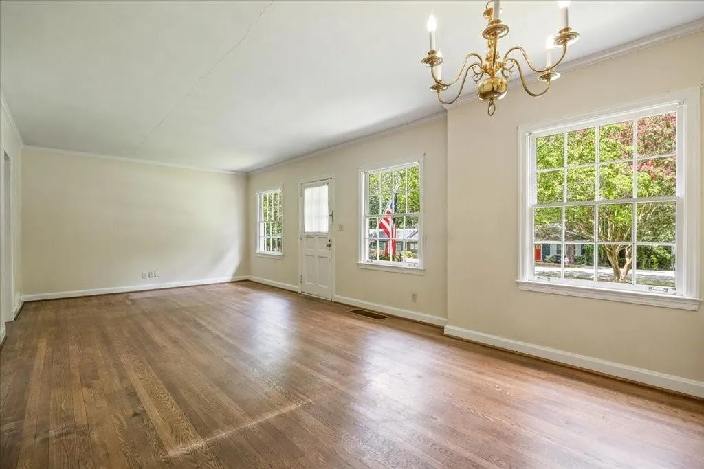 Lots of natural light pouring in from all the wndows.