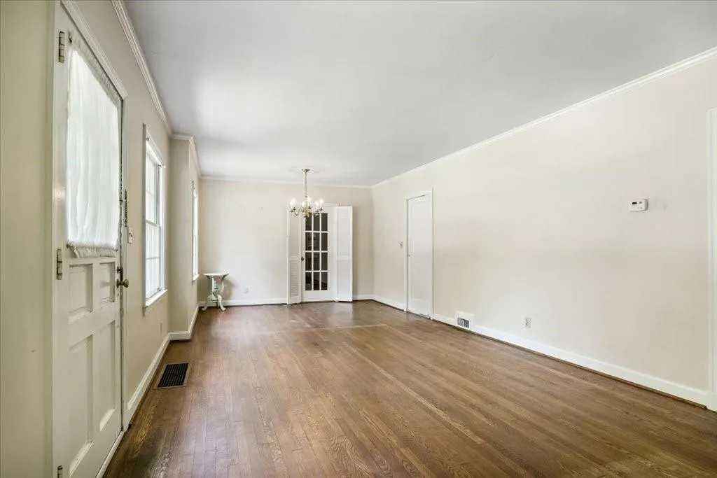Large Living Room and Dinaing Area.