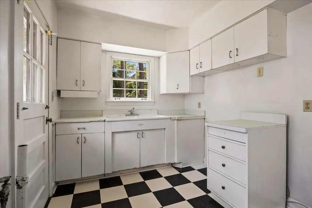 Atlanta, Georgia 30324, 2 Bedrooms Bedrooms, ,1 BathroomBathrooms,Residential,For Sale,7612617