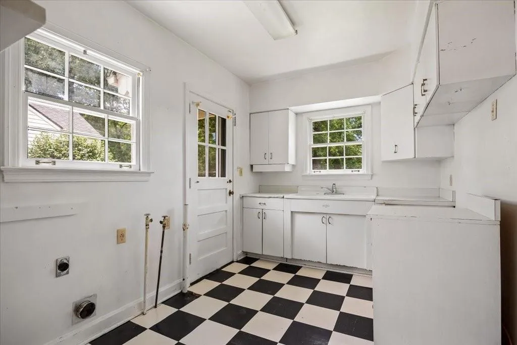 Windowed Kitchen and has a side-door leading t side yard.