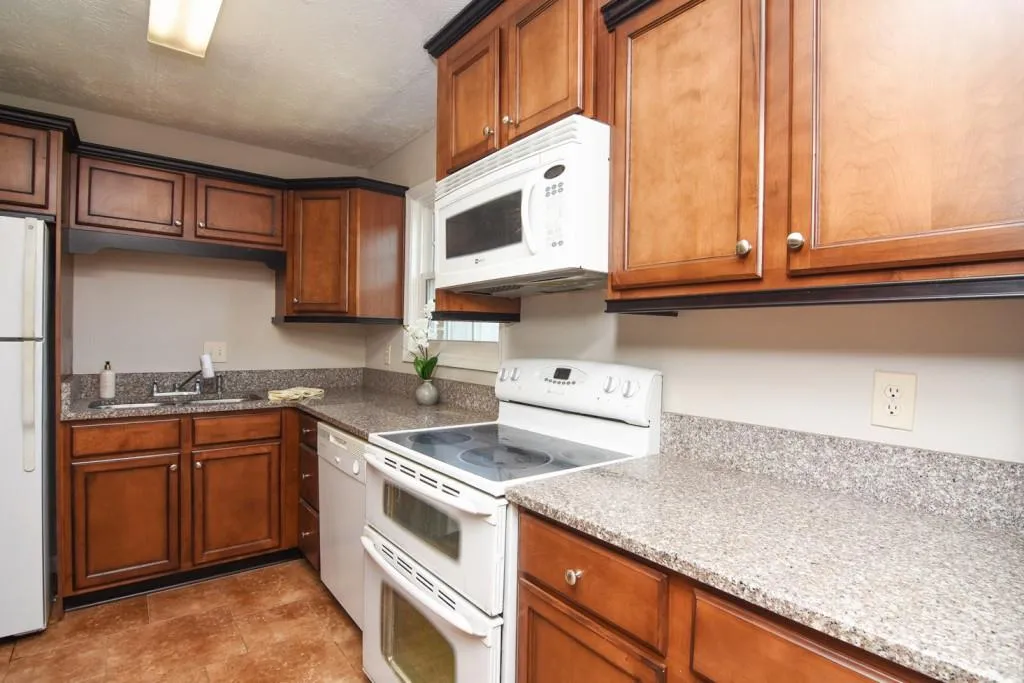 340 Winding River Drive Unit D, Sandy Springs, Georgia 30350, 2 Bedrooms Bedrooms, ,2 BathroomsBathrooms,Residential,Sold,340 Winding River Drive Unit D,5903837