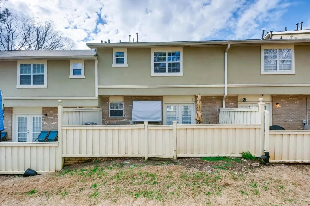 6900 Roswell Road Unit H4, Atlanta, Georgia 30328, 3 Bedrooms Bedrooms, ,2 BathroomsBathrooms,Residential,Sold,6900 Roswell Road Unit H4,5968561