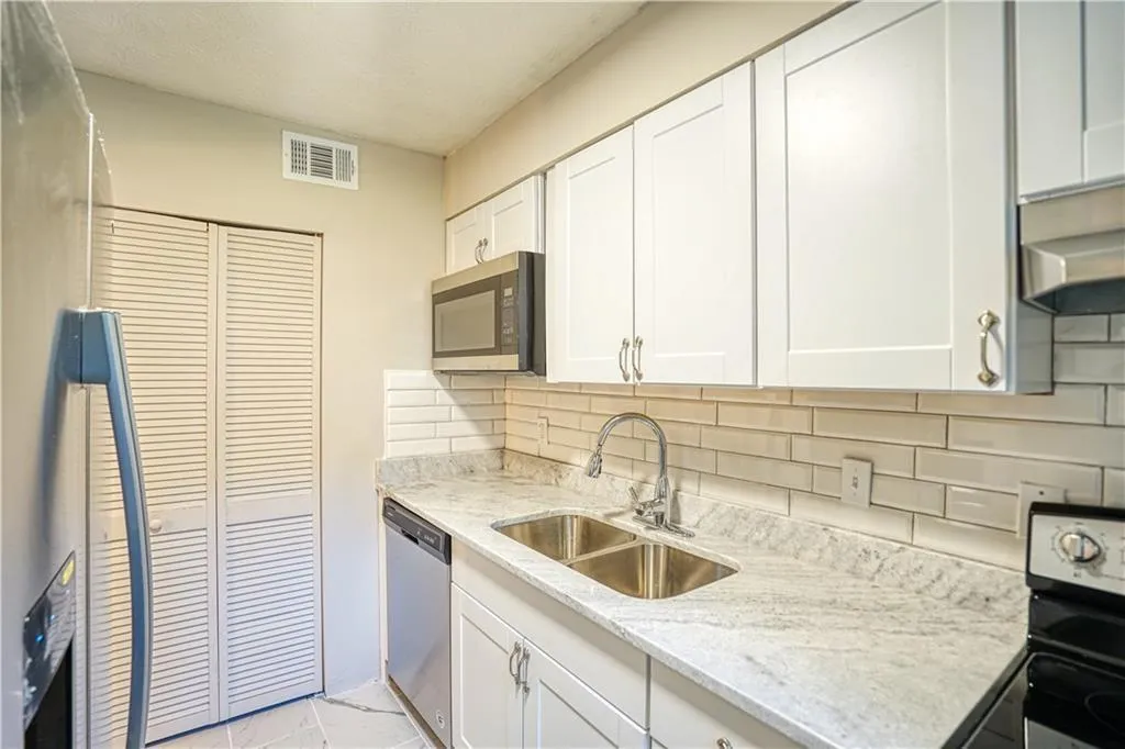 6700 Roswell Road Unit 31a, Atlanta, Georgia 30328, 2 Bedrooms Bedrooms, ,2 BathroomsBathrooms,Residential,Sold,6700 Roswell Road Unit 31a,6757834